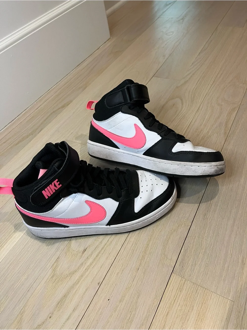 Nike Kids Mid-Top Sneakers in Black, White & Pink